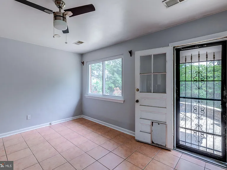 1947 S Arlington Ridge Rd — Photo 11