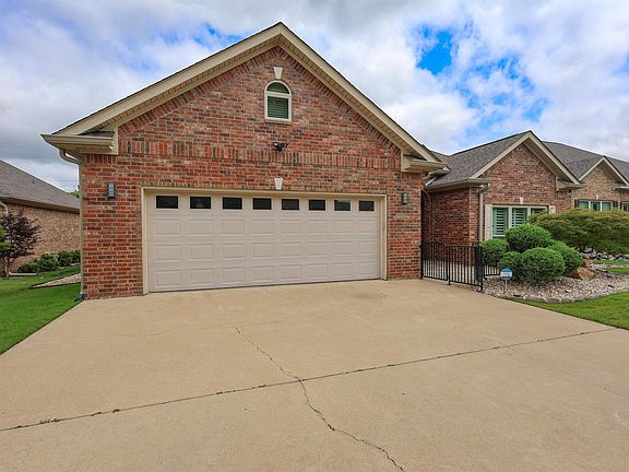 2nd image of 212 Willow Bend Cir