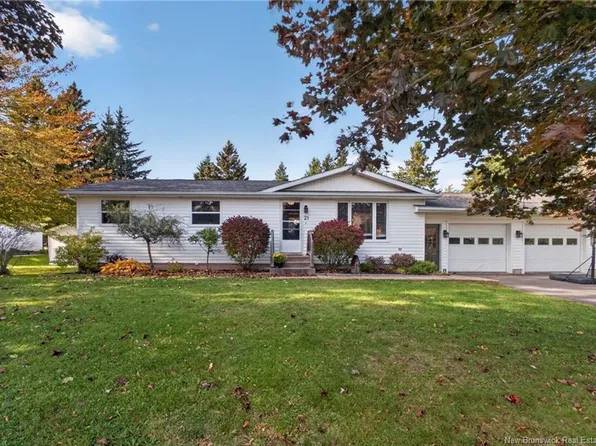 21 Champlain Ave, Bouctouche, NB E4S 2Y7