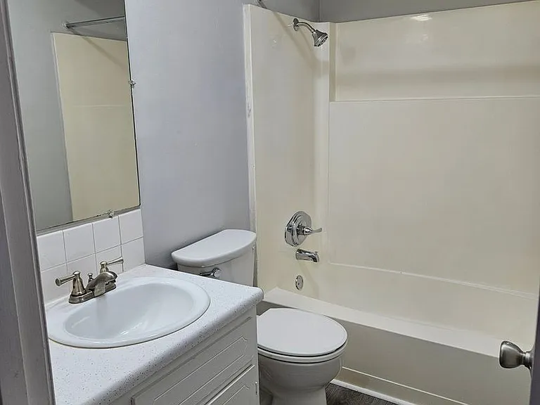 Fairmont Apartments — Photo 17