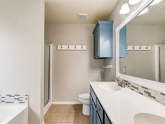 4th image of 2304 Arrowhead Dr