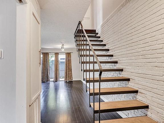 4th image of 2720 Briarhurst Dr APT 5