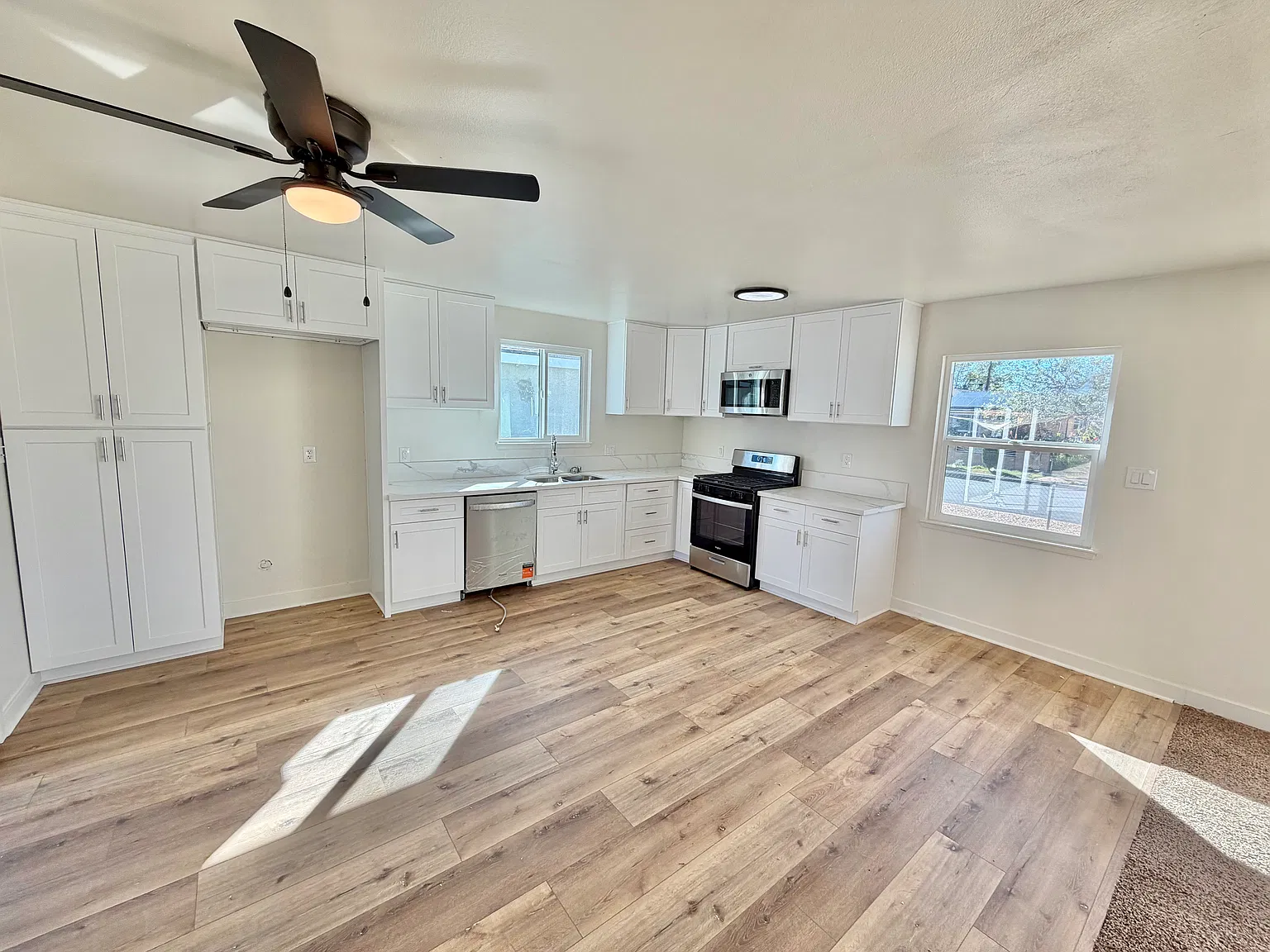 3 bed, 1100 sqft, $2,550 — Photo 2
