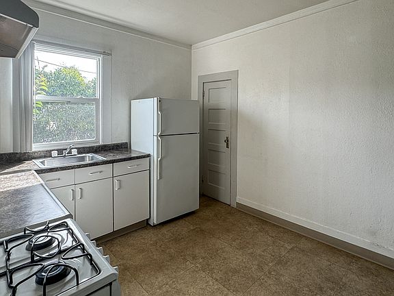 3rd image of 315 Ocean St Unit 7