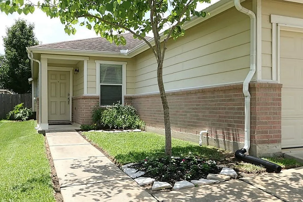 3 bed, 2.0 bath, 1432 sqft, $1,998 — Photo 1