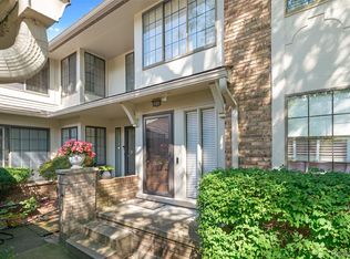 6900 Pebblecreek Woods Dr, West Bloomfield, MI 48322