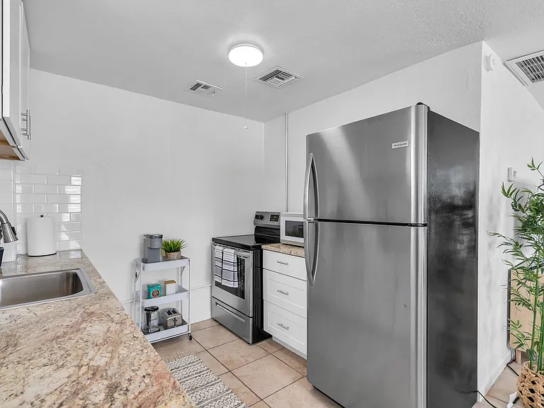 1627 N Bryant Ave #A — Photo 12