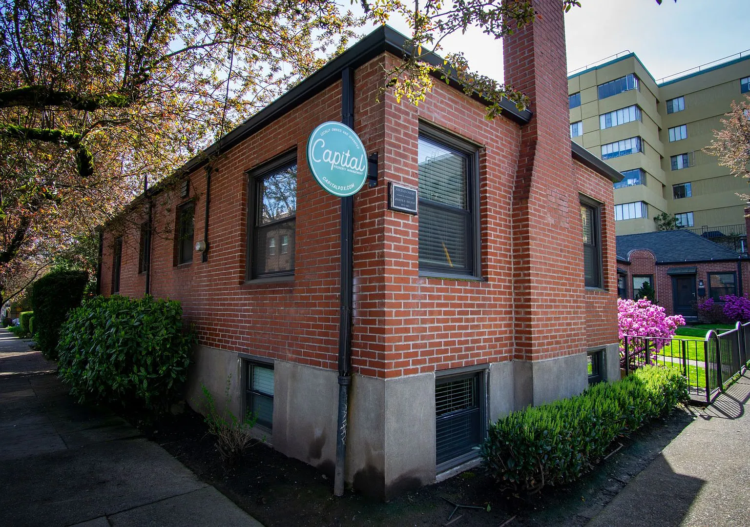 Just in Time for Fall! Great Nob Hill 1-Bed in Boutique Courtyard Building! — Photo 1