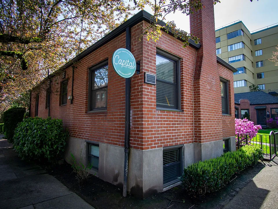 Just in Time for Fall! Great Nob Hill 1-Bed in Boutique Courtyard Building!