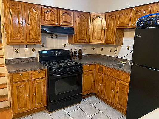 2nd image of 950 E 101st St #1