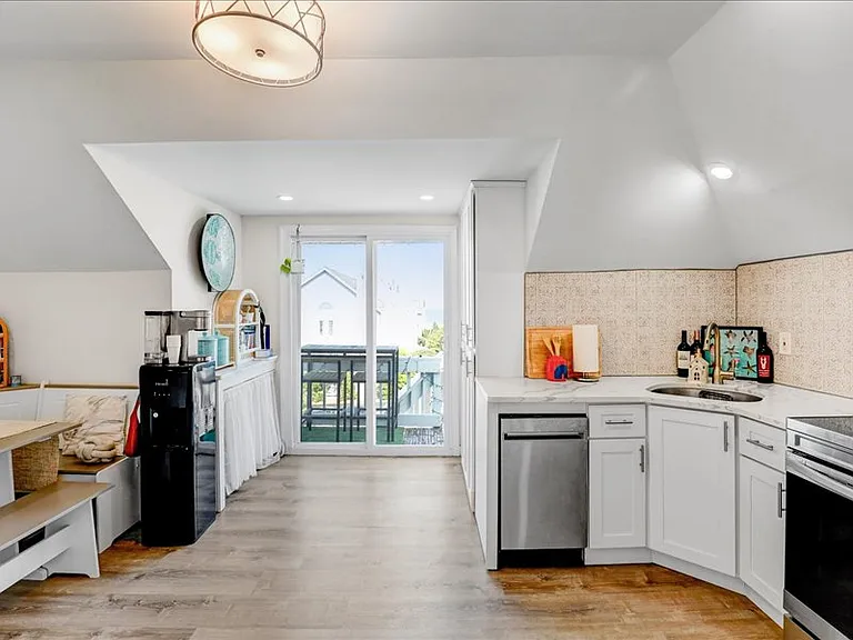 606 Beach Ave #3 — Photo 3