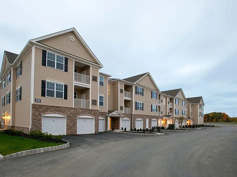 Summit Terrace Luxury Apartments — Photo 14