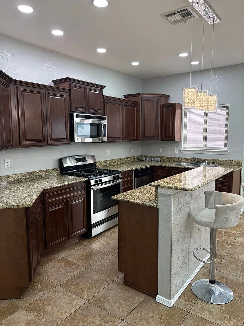 Charming home located in a gated community with access to a community pool. — Photo 3