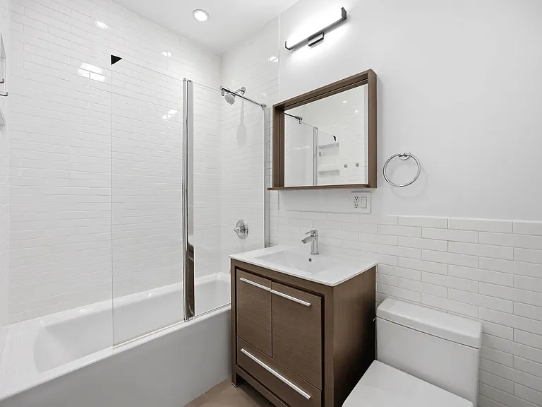 3184 Crescent St #2 — Photo 8