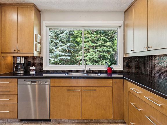 5th image of 423 Canterbury Pl SW