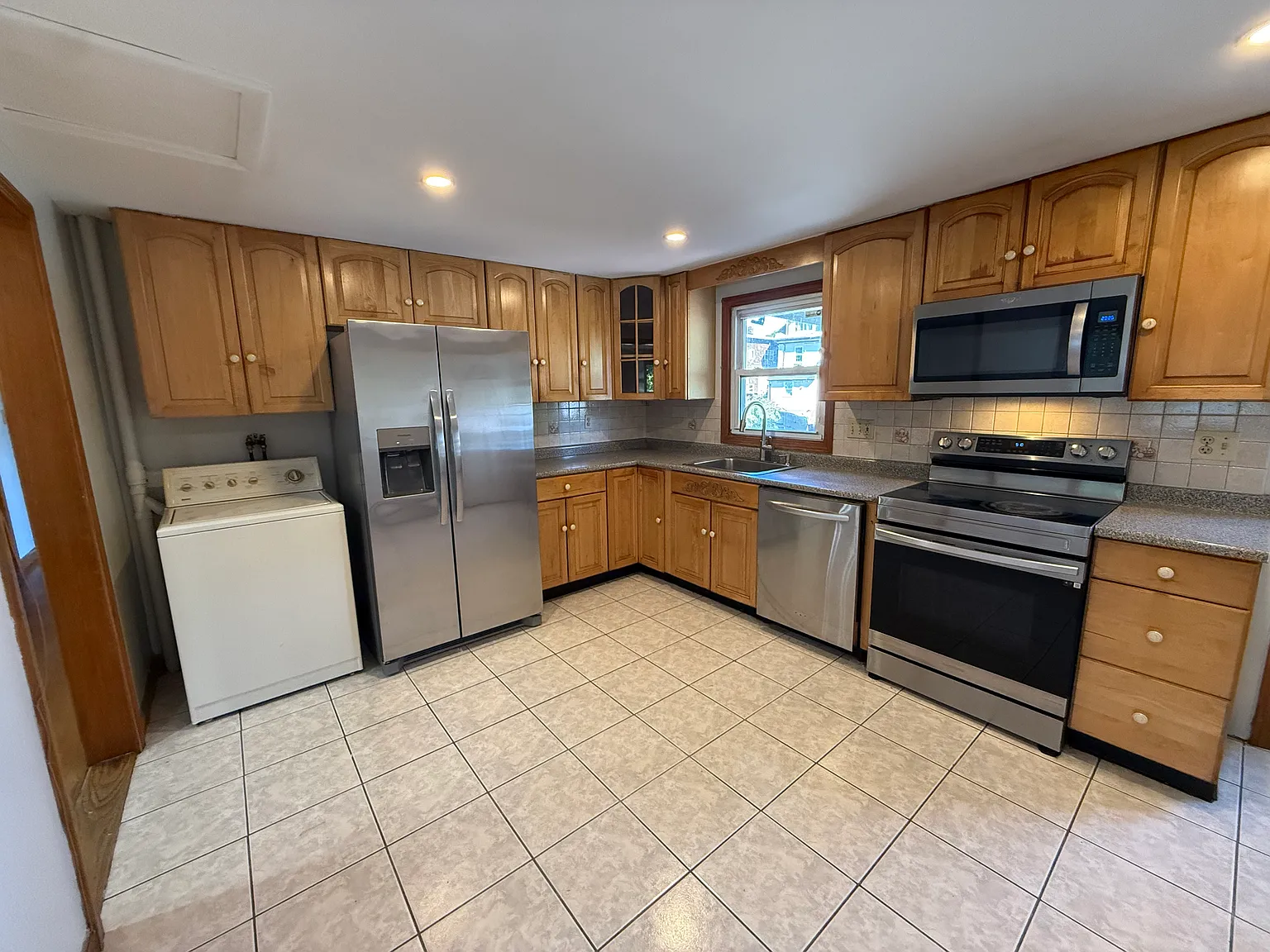 3 bed, 900 sqft, $3,000 — Photo 2