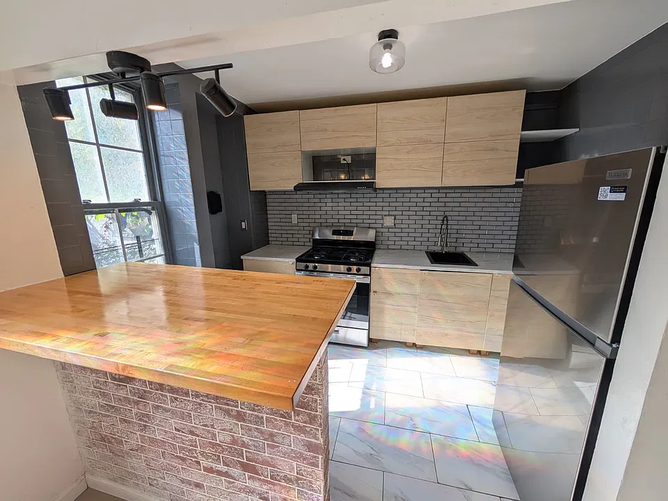 203 Montauk Ave #2