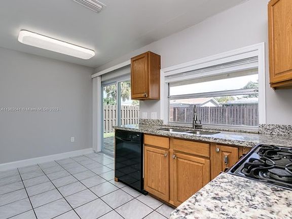 5th image of 11461 NW 32nd Pl