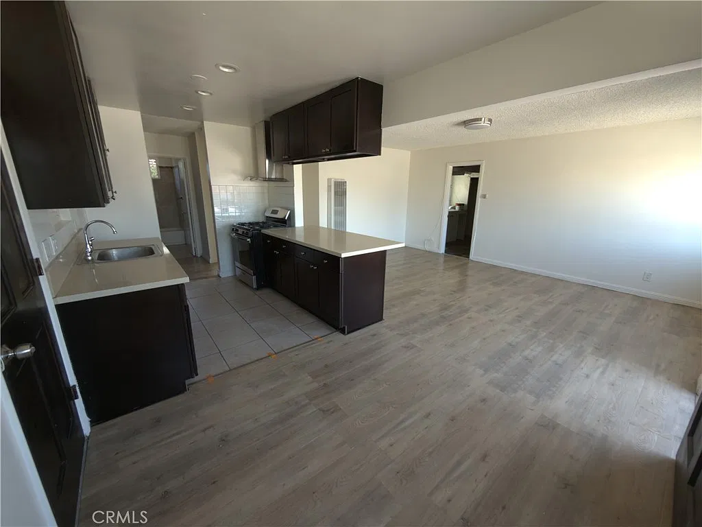 1 bed, 900 sqft, $2,200 — Photo 2