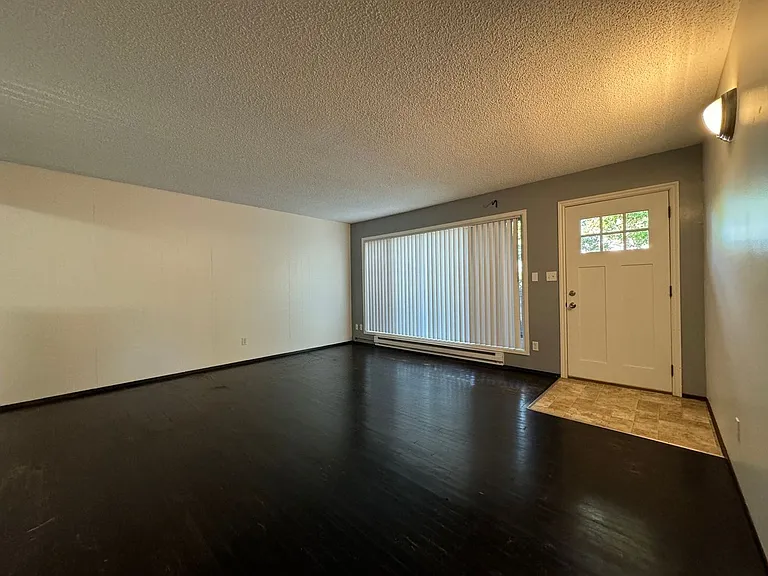 Reed Neighborhood Gem~ Great Natural Light~ Fenced Front Patio~ Onsite Laundry~ Off Street parkin... — Photo 3
