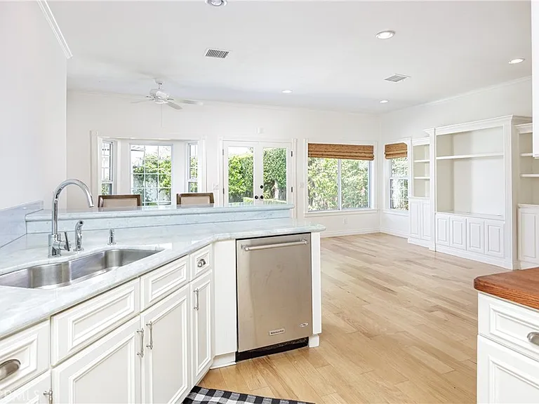 408 Flower St — Photo 15