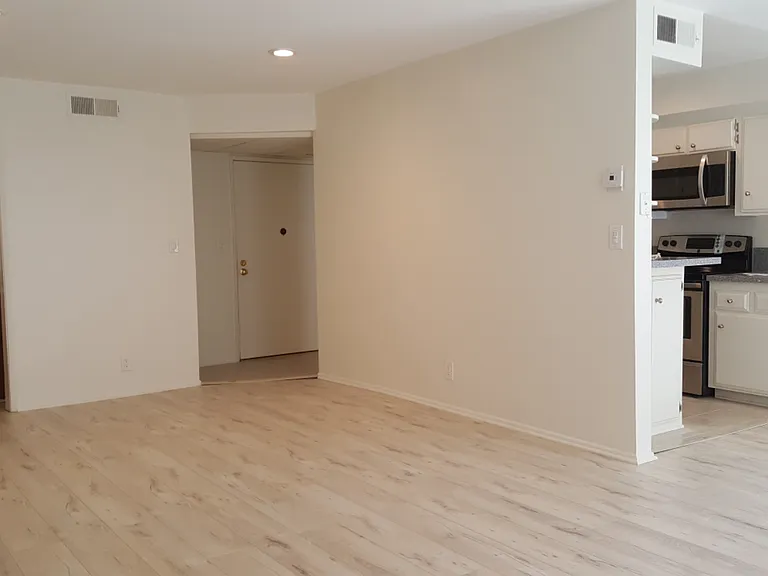 5343 Yarmouth Ave #23 — Photo 4