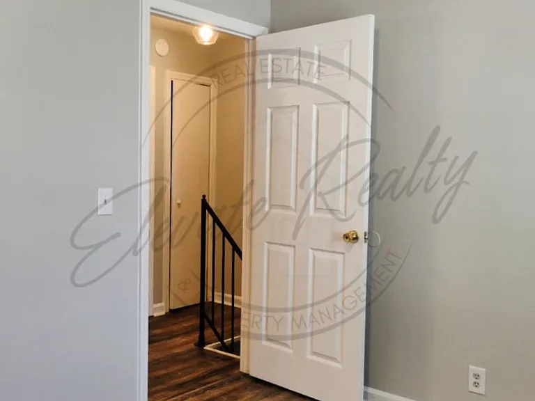 2437 Woodale Ln — Photo 12