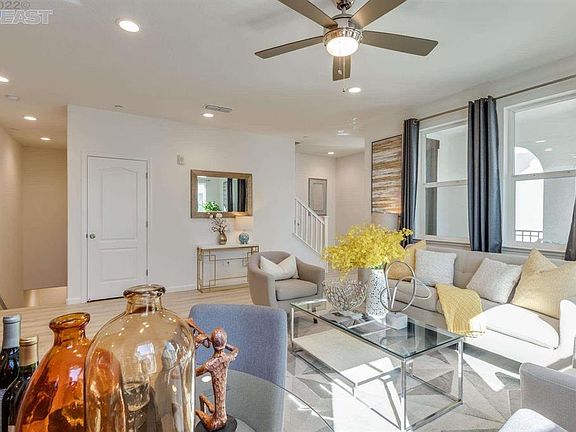 2nd image of 82 Esfahan Dr Unit 2