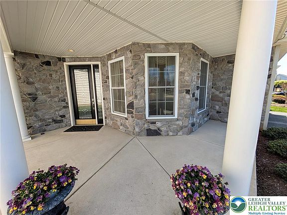 4th image of 4362 Founders Dr