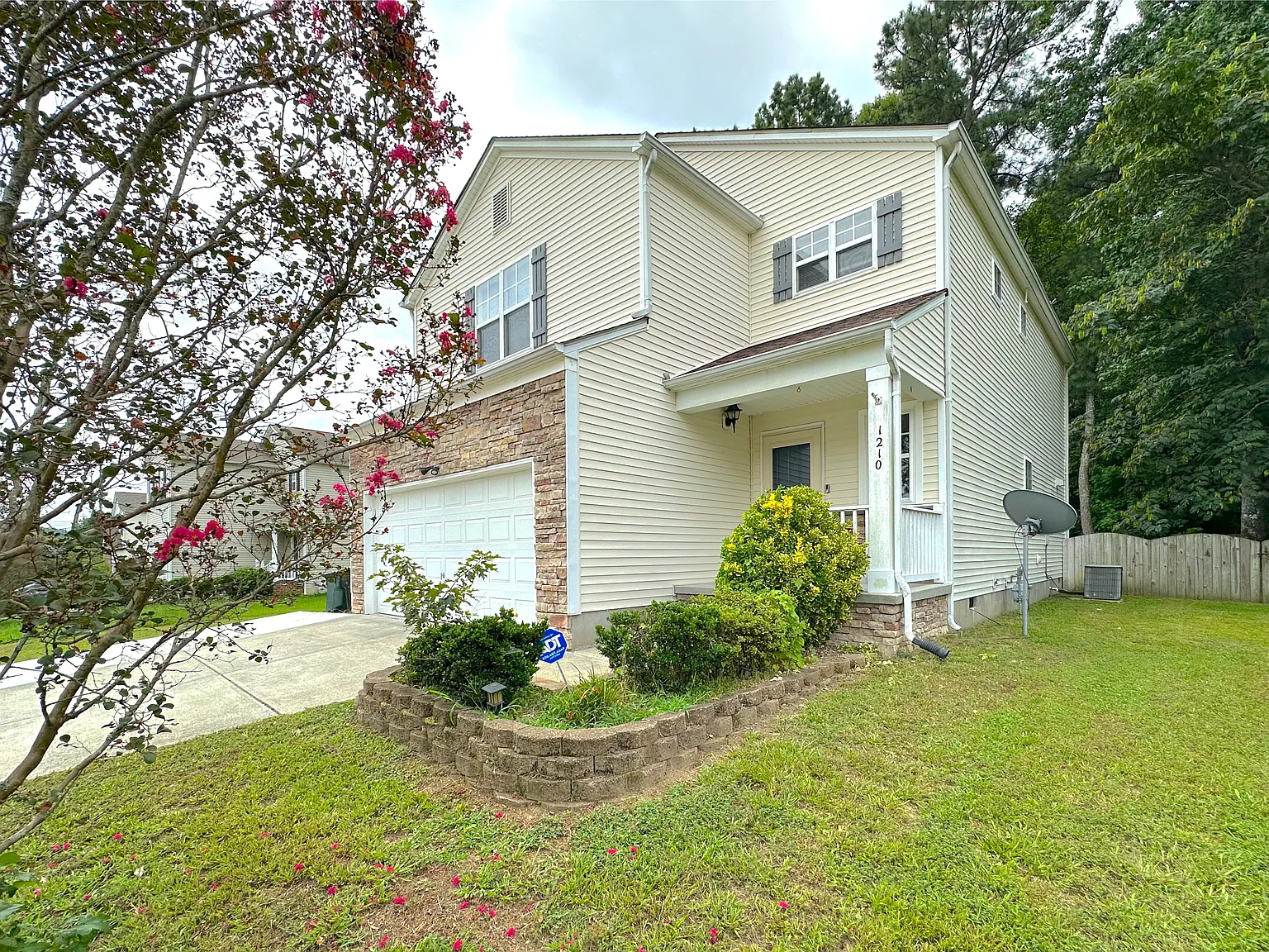 4 bed, 2008 sqft, $2,430 — Photo 2