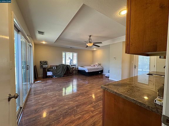 3rd image of 1167 Larch Ave