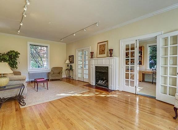 5th image of 3815 Seminary Ave