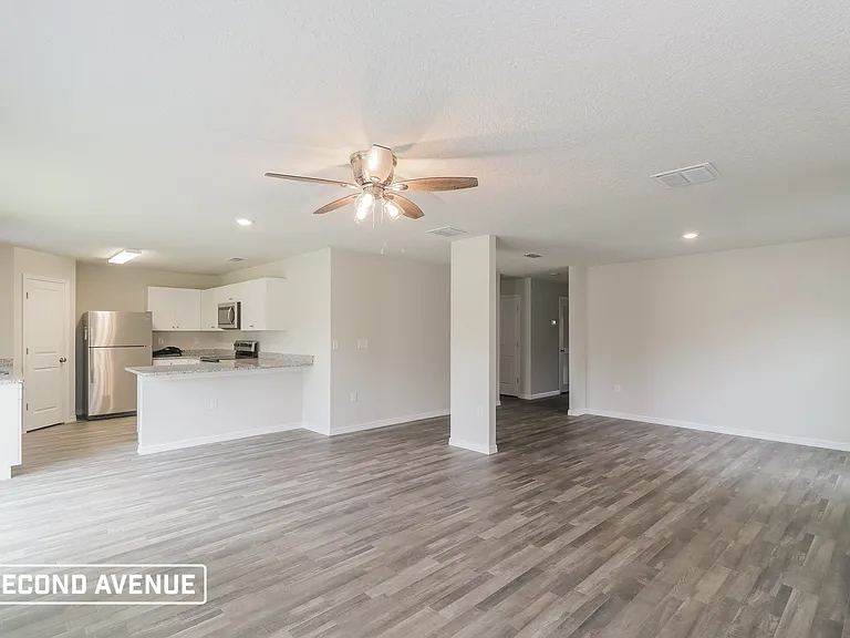 6690 N Roland Dr — Photo 3