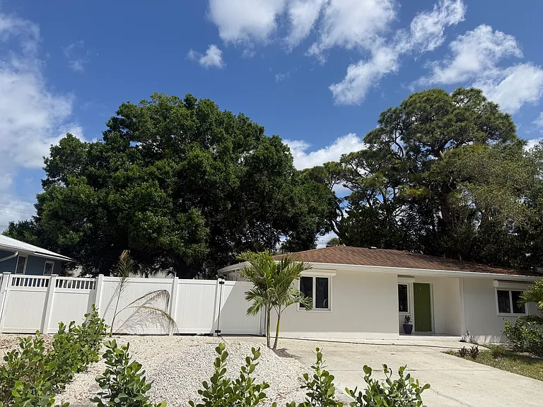 2327 Gull Ln — Photo 3