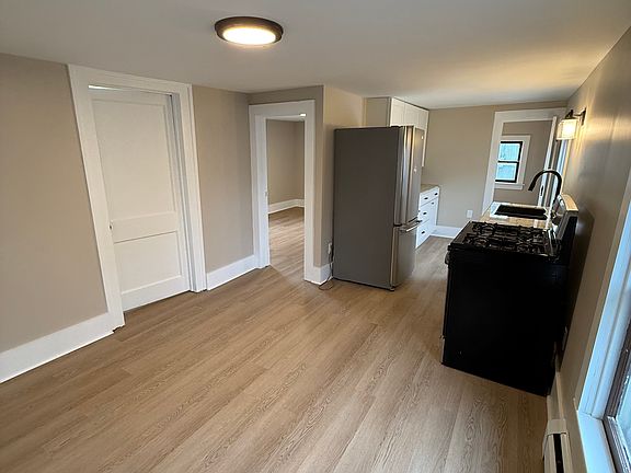 5th image of 322 Vandervoort St
