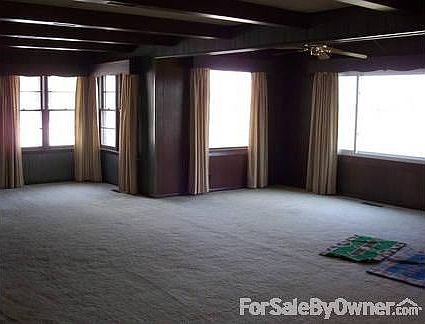 Large living : Lots of Windows and Sitting Area