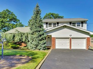 350 Elisa Dr, Englewood Cliffs, NJ 07632