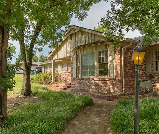 3rd image of 4813 Larissa Ln