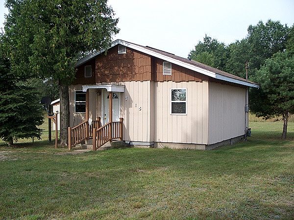Front of home showing nice yard