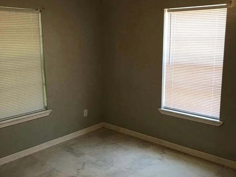 1105 E Cano St — Photo 10