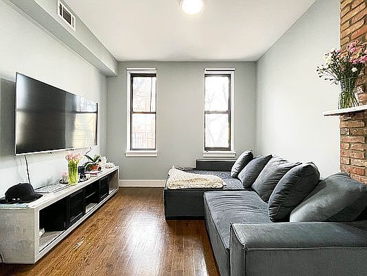 3rd image of 733 Dekalb Ave APT 2r