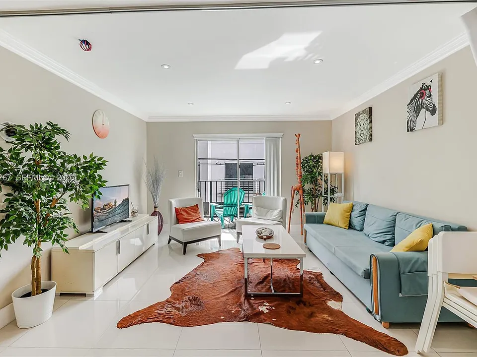 618 Euclid Ave #204
