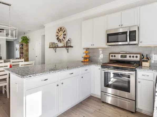 2033 Glades Dr, Calera, AL 35040