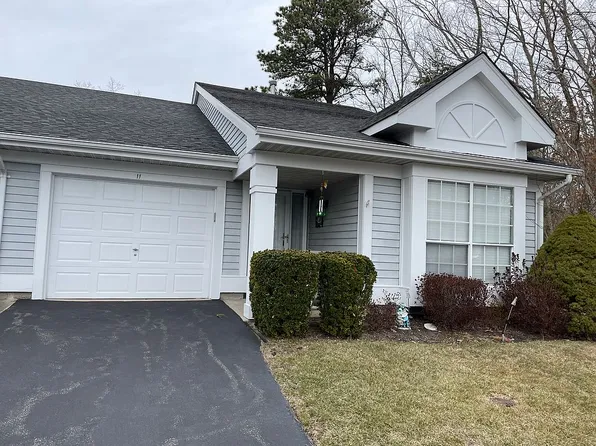 11 Orient Ct, Ridge, NY 11961