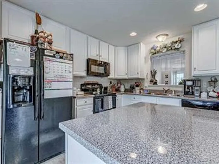 108 Auburn Dr — Photo 2