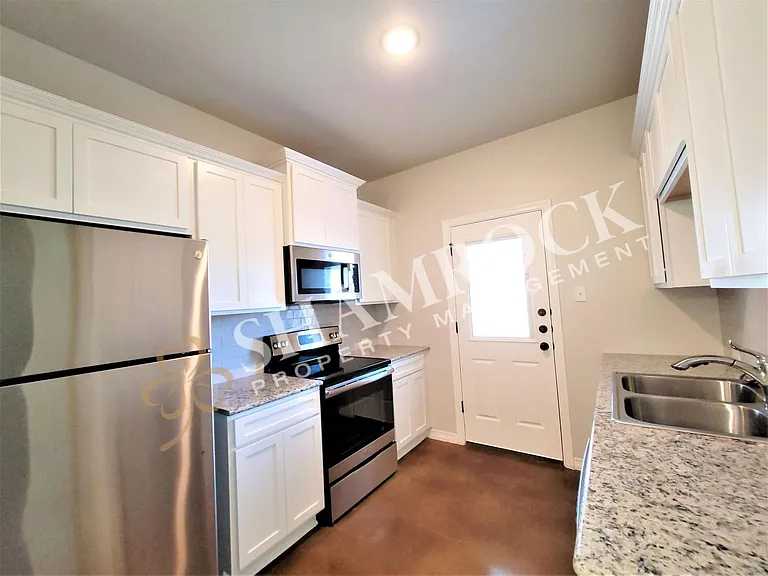 1002 Sparrow Cv #B — Photo 3