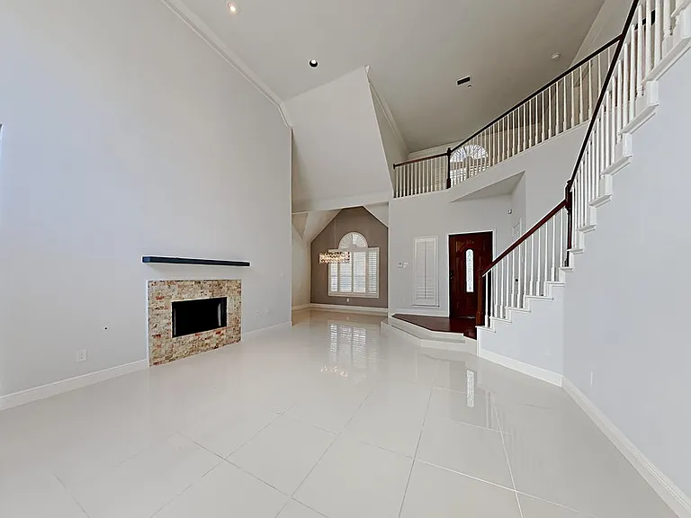 14620 Stratford Ct — Photo 2