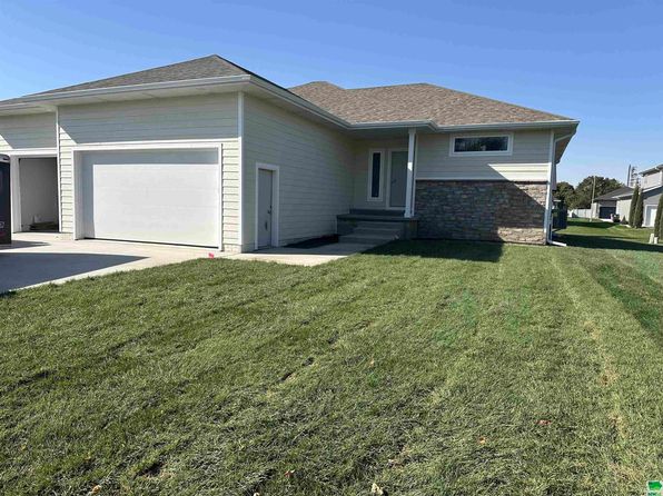 301 Cedar St, Sloan, IA 51055