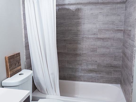 Master Bathroom (en suite)