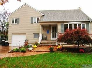 6 Daniel Rd S, Massapequa, NY 11758